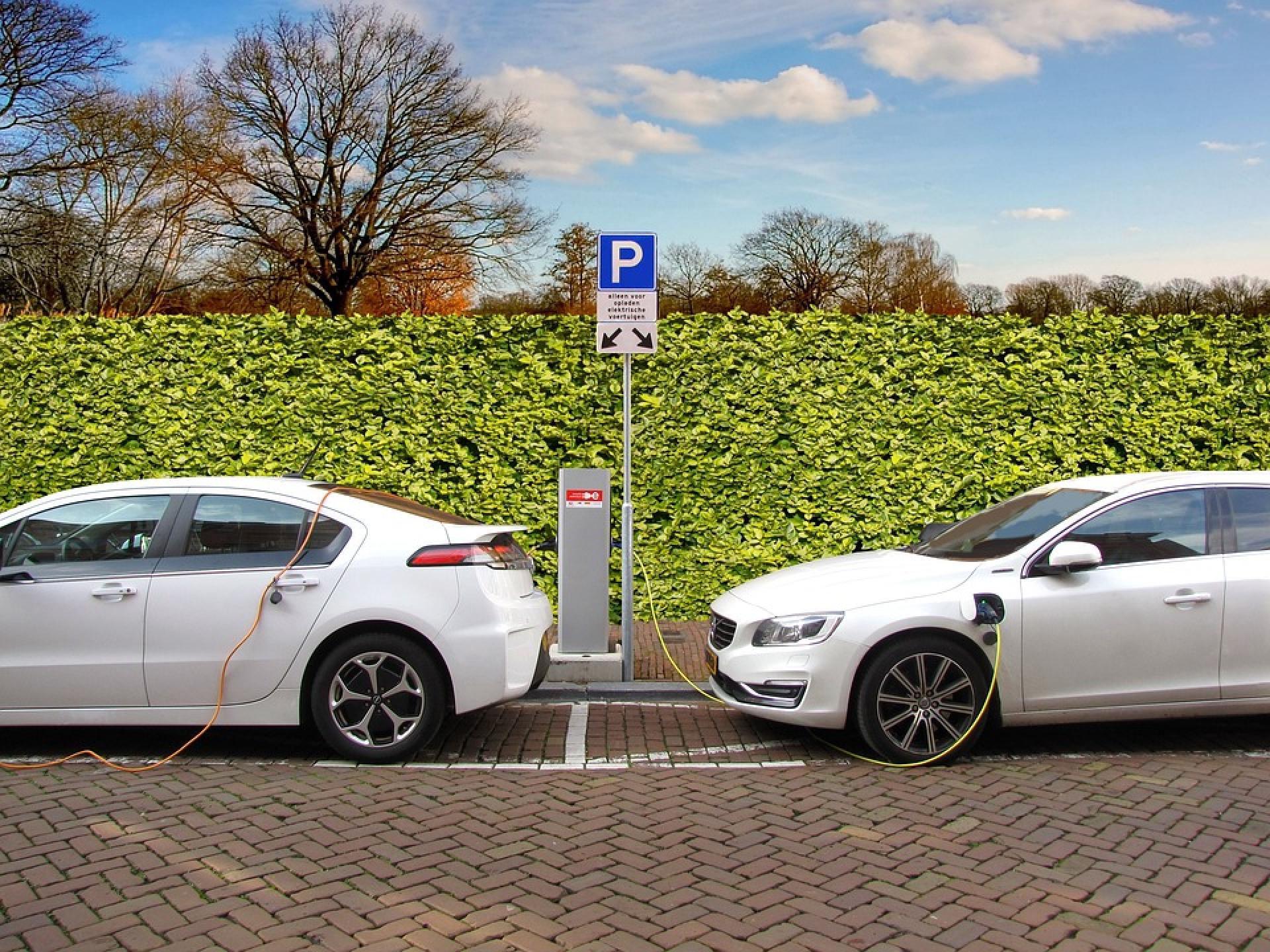 auto's aan de laadpaal